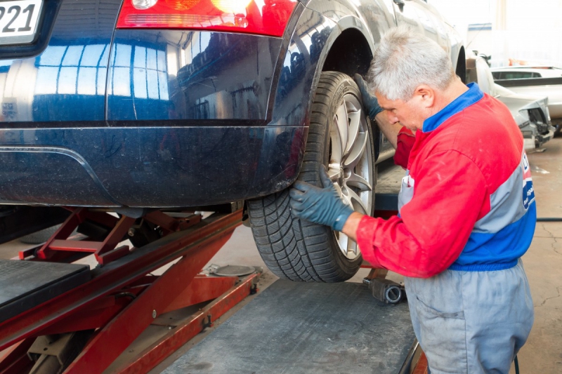 boutique-ST RAPHAEL-min_auto_repair_repair_lift_auto_mechanic_work_clothes_master_professional_man_of_the_fold-685629