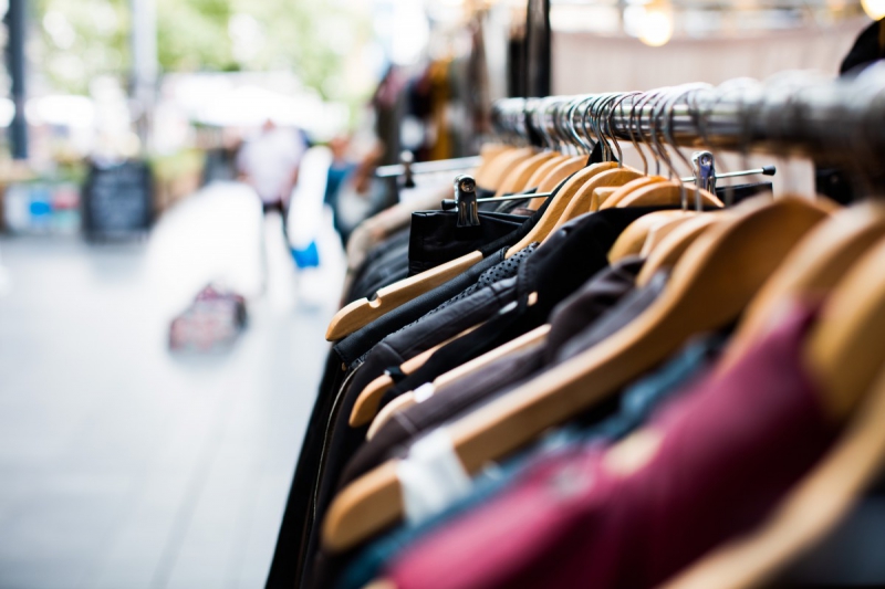 boutique-ST RAPHAEL-min_blur_close_up_focus_hanger_jacket_market_people_rack-1176303
