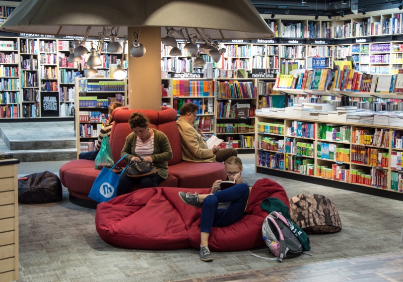 boutique-ST RAPHAEL-min_books_bookstore_book_reader_readers_reading_shop_sale_books-849006